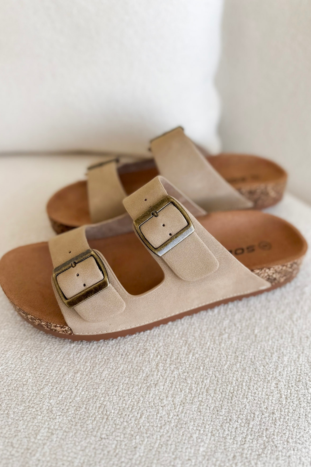 Light Buckle Strap Suede Sandals