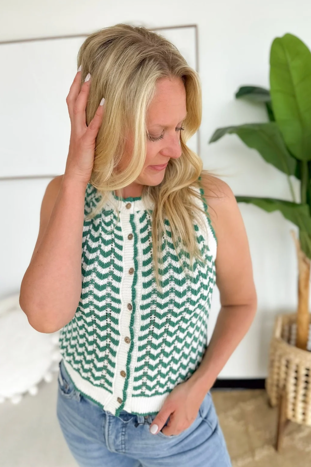 Green/Ivory Scalloped Hemline Sleeveless Top