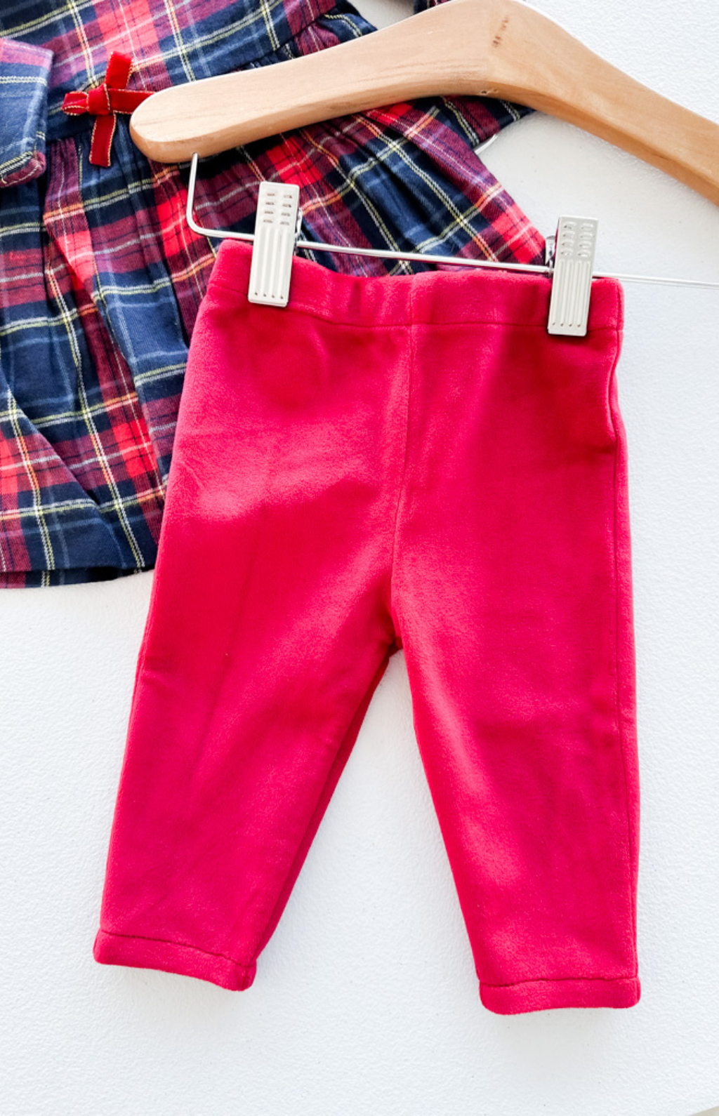 holiday dress leggings Amazon Holiday Outfits! Comment 'CUTE' for links! Adorable skirts, oversized sweaters, holiday dresses, puffer vests, satin pants & more! Perfect for holiday parties, office parties, and all the holiday festivities! #holidayoutfit #holidaystyle #